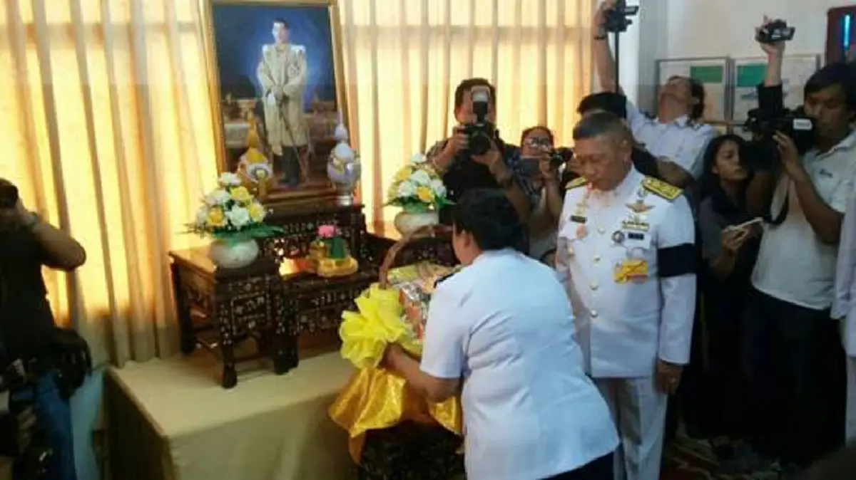 ผลของการทำดีใครไม่เห็นพระองค์ท่านเห็น!! “สุมน” เก็บเงินล้านคืน เปิดใจทั้งน้ำตา “ปลาบปลื้มยินดีมากที่ได้รับกระเช้าพร้อมกับเสื้อพระราชทาน"