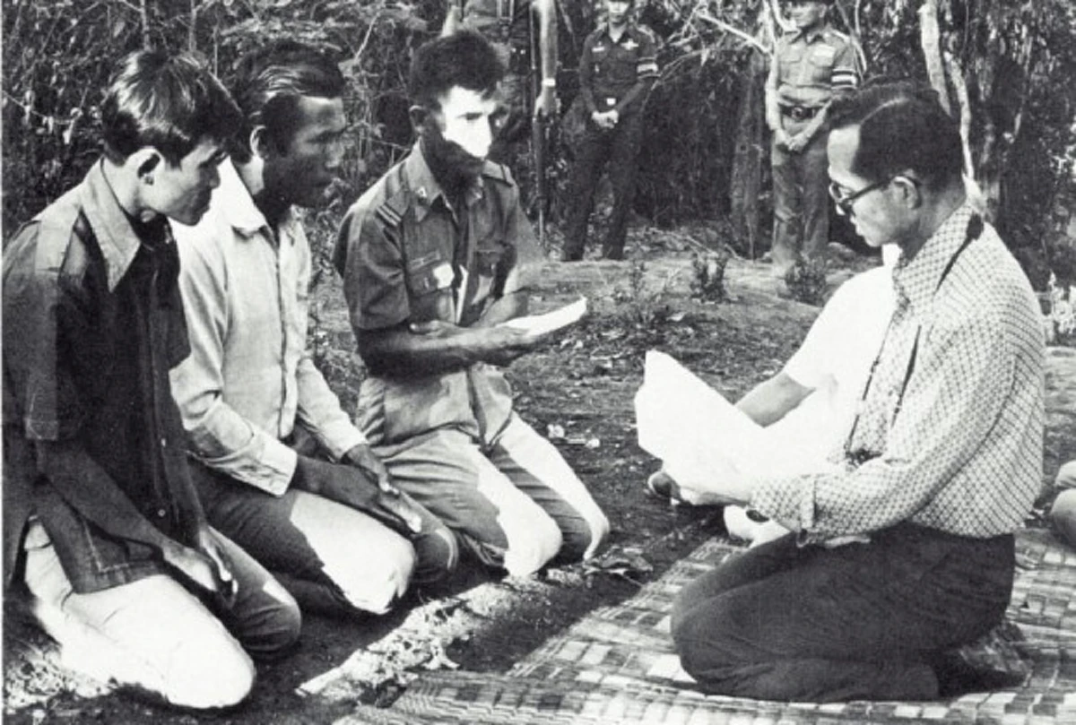 อย่ายืนค้ำหัวพูดกับราษฎร!! พระราชดำรัสของ "ในหลวง" ที่สมเด็จพระนางเจ้าฯ ทรงถือปฏิบัติมาตลอด เป็นที่มาของภาพคุ้นตาของพสกนิกรชาวไทย !!