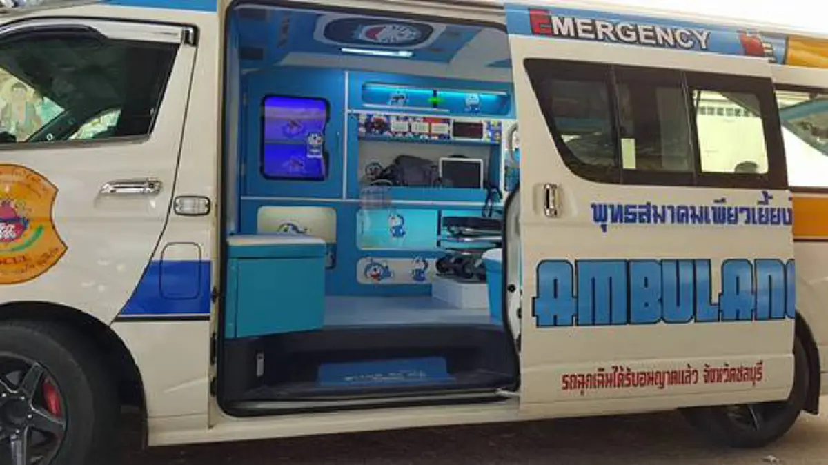 รถกู้ภัยแนวมุ้งมิ้งดูแล้วสบายตาตกแต่งด้วยตัวการ์ตูนโดราเอมอนทั้งคัน น่ารักสดใส หวังช่วยคนเจ็บคลายเครียด!!!