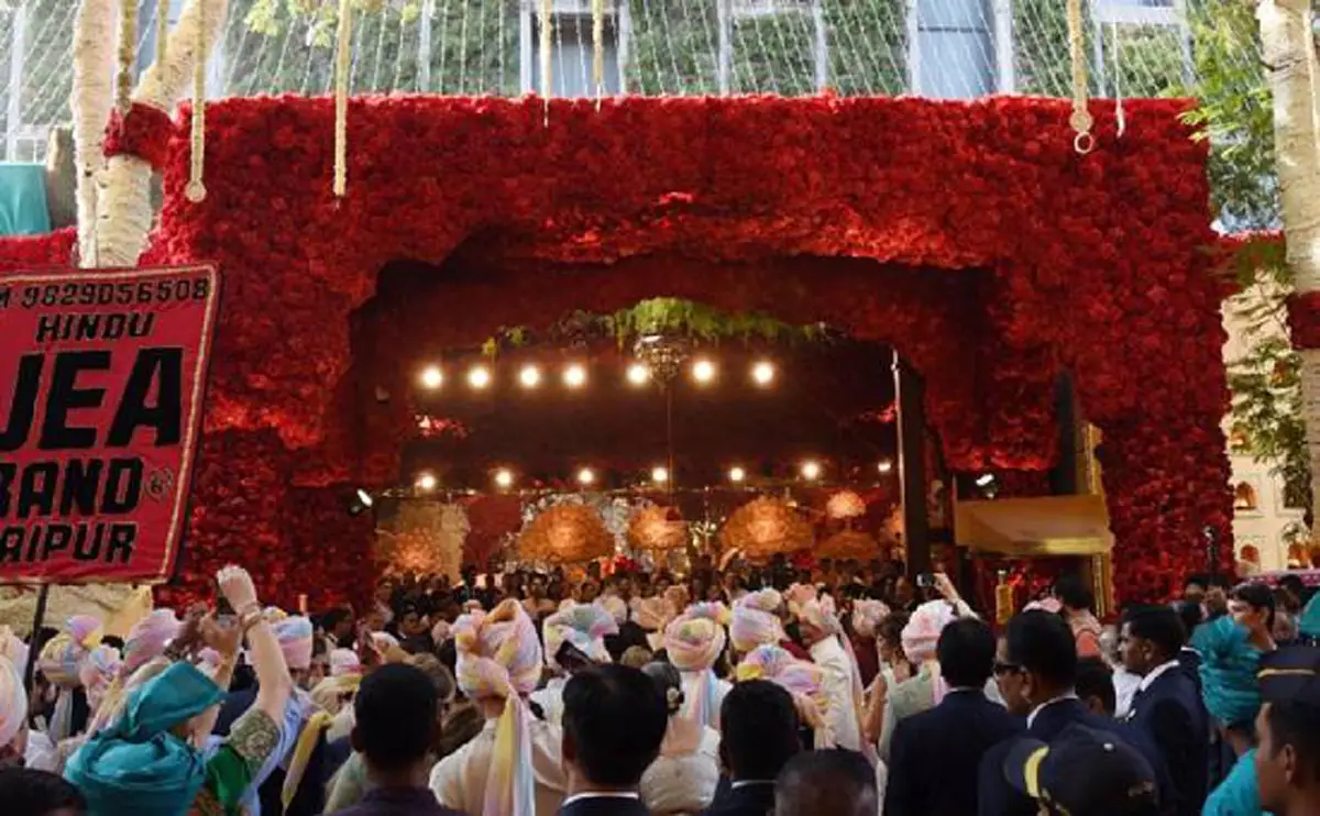 "อานันต์-อิซา" บุตรธิดามหาเศรษฐีอินเดีย จัดงานวิวาห์มูลค่ากว่า3พันล้าน