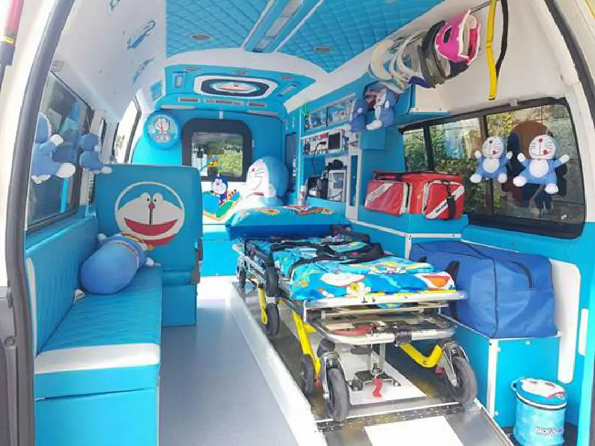 รถกู้ภัยแนวมุ้งมิ้งดูแล้วสบายตาตกแต่งด้วยตัวการ์ตูนโดราเอมอนทั้งคัน น่ารักสดใส หวังช่วยคนเจ็บคลายเครียด!!!