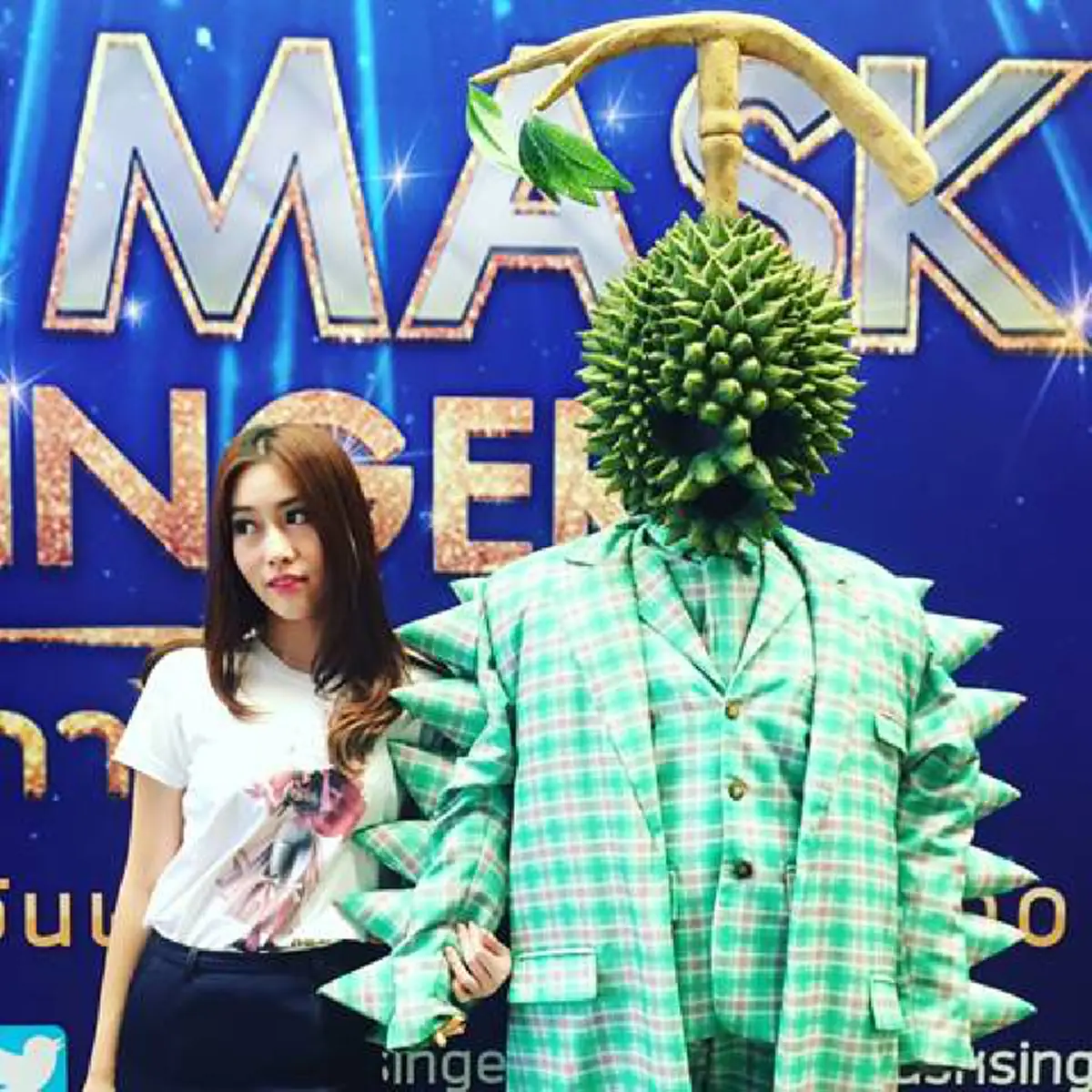 แปม หน้ากากกับชุดทุเรียน