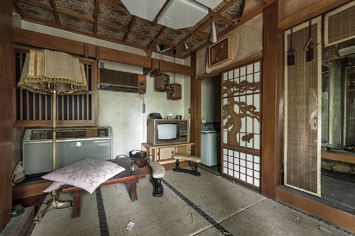 ช็อกสุดอึ้ง !!! เปิดสภาพ "ม่านรูดร้าง" ที่ถูกทิ้งไว้นานถึง 17 ปี !!!