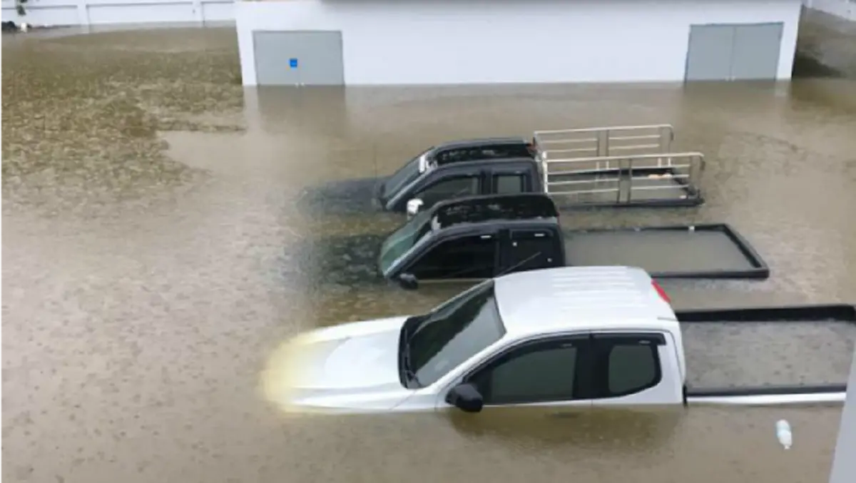 อ่วมวิกฤติหนัก!!! น้ำท่วมสกลนครเข้าขั้นอัมพาต ถนนจมบาดาลคนติดค้างหลายจุด-สนามบินหยุดทำการ โรงพยาบาลวุ่นย้ายผู้ป่วย!?! (มีคลิป)