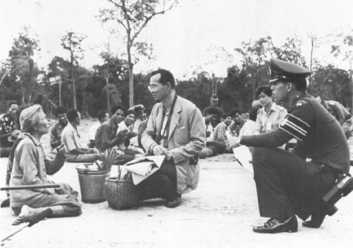 "ใต้ร่มพระบารมี ... ทรงเป็นธรรมราชาแห่งแผ่นดิน" ...ทศพิธราชธรรม ธรรม10ประการ ที่ในหลวง ร.9 ทรงเป็นต้นแบบเพื่อพสกนิกรได้เดินตามรอยพระบาท !!!