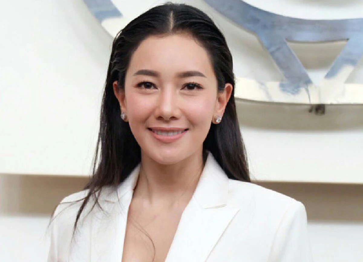 สุดตื่นตา !!! "นุ่น วรนุช" ถ่ายติด UFO ขณะไปทำงานที่ประเทศฝรั่งเศส !!! ซูมกันชัดๆ ถึงกับขนลุกกันเลยทีเดียว !!!