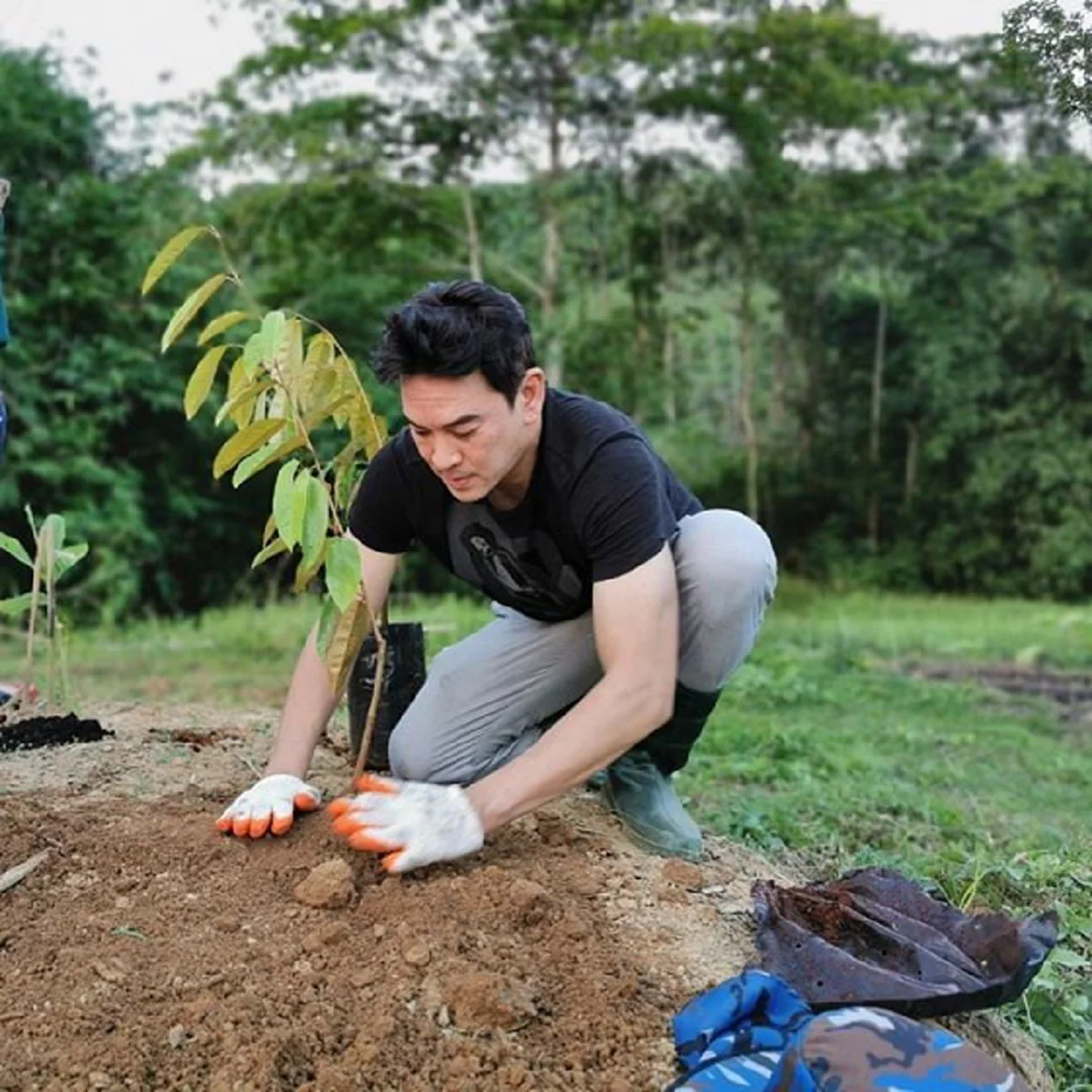 ชาคริต ยกครอบครัวลุยเข้าสวนปลูกทุเรียน สมเป็นเขยจันทบุรี