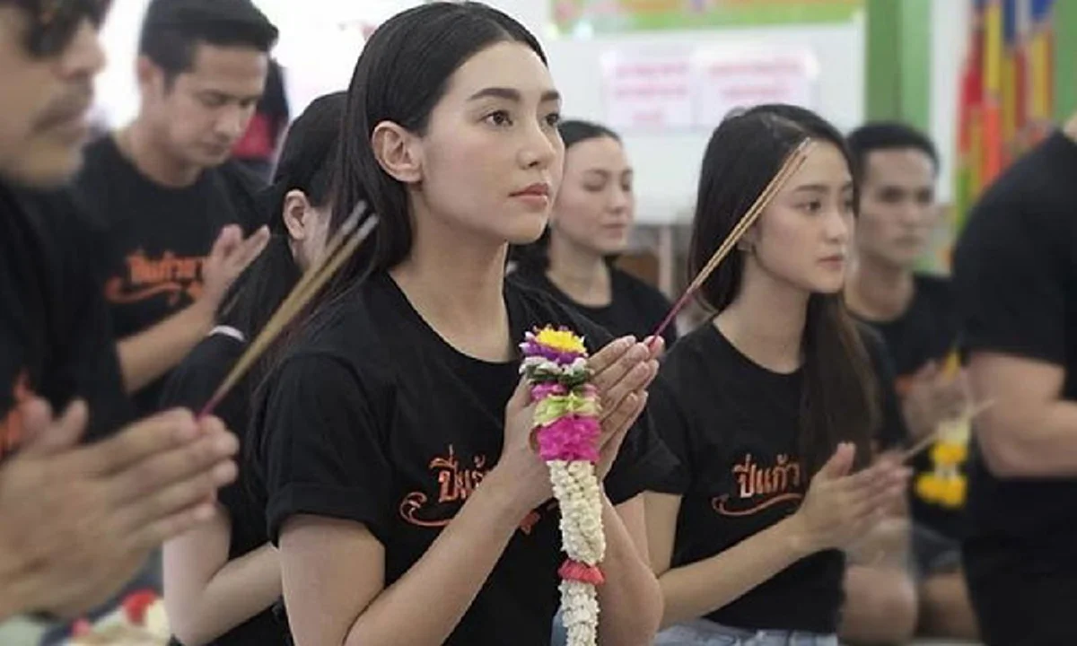 สดๆร้อนๆ เปิดเลขเด็ด 2 ตัว โค้งสุดท้าย "เบลล่า ราณี" ไหว้ย่านาควัดมหาบุศย์ คอหวยซื้อตามกันเพียบ