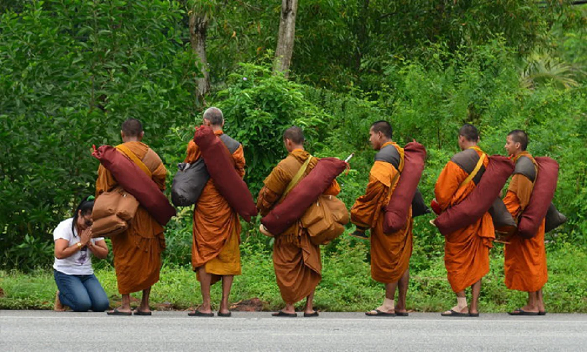 พระ 6 รูป เดินเท้าจากพัทลุงไปปฎิบัติธรรมที่อินเดีย ระหว่างทางไม่ขอรับปัจจัยเงินทอง