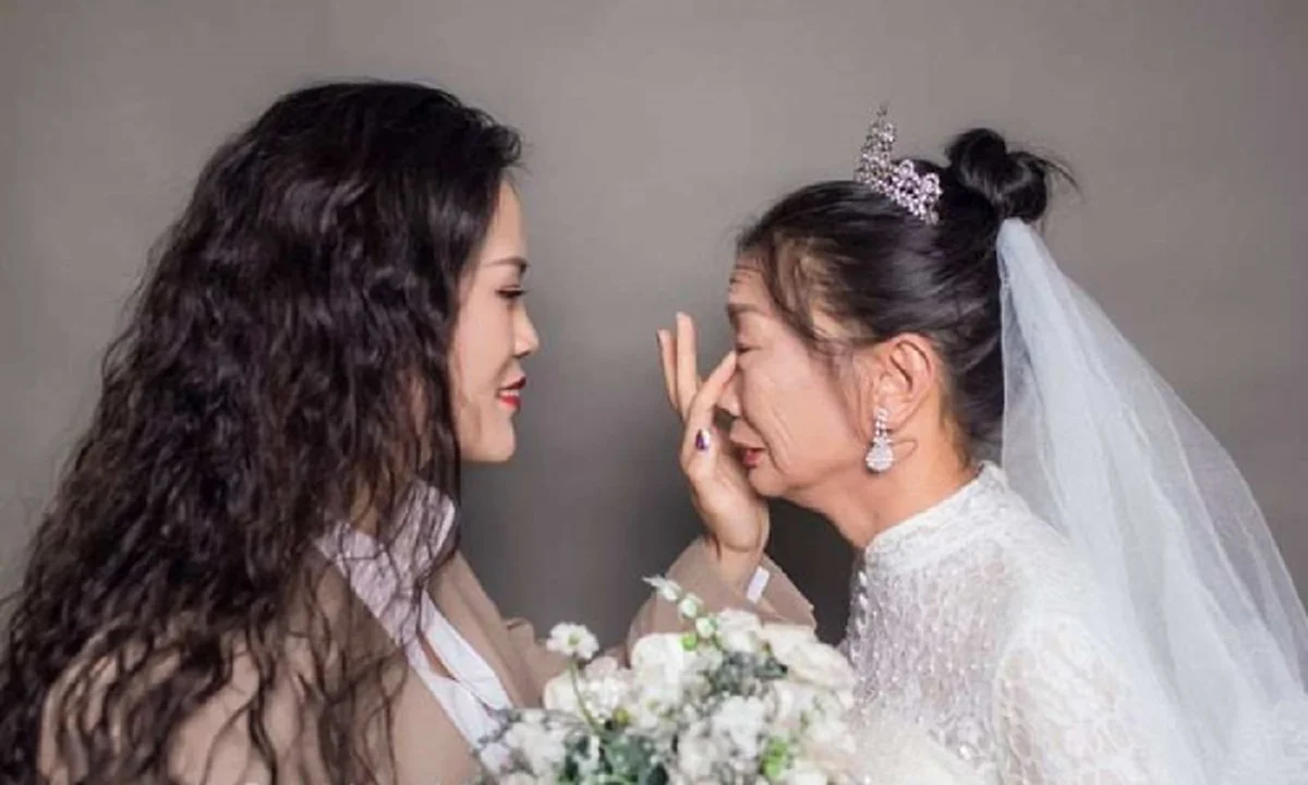 สาวจีนเซอร์ไพรส์แม่ สวมชุดเจ้าบ่าวถ่ายรูปคู่แต่งงานแทนพ่อเสียชีวิตไปเมื่อ 21 ปีก่อน