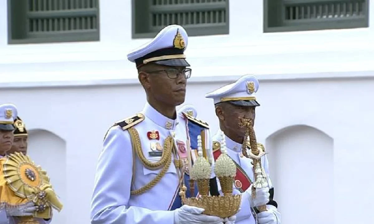 "ร.อ.จิทัศ ศรสงคราม" พระนัดดา ในพระบาทสมเด็จพระปรมินทรมหาภูมิพลอดุลยเดช ผู้อัญเชิญเครื่องทองน้อยในริ้วขบวนพระบรมราชอิสริยยศ