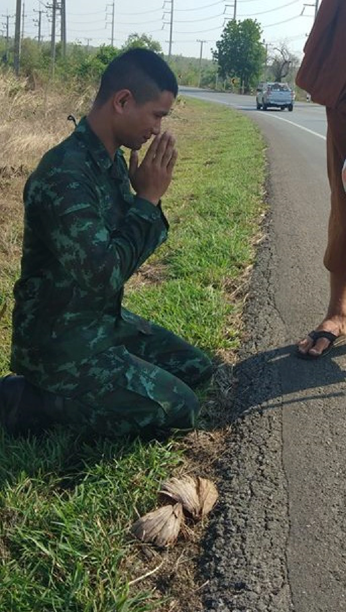 หารหนุ่ม และ พระฝรั่ง เดินธุดงค์