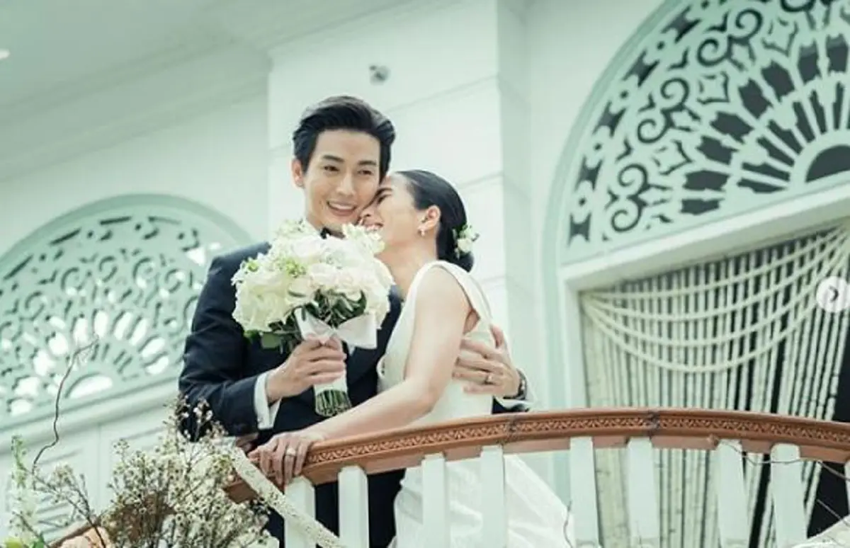 จุ๋ย โชว์จุ๊บ พุฒ หลังเม็ดข้าวติดมุมปาก (คลิป)