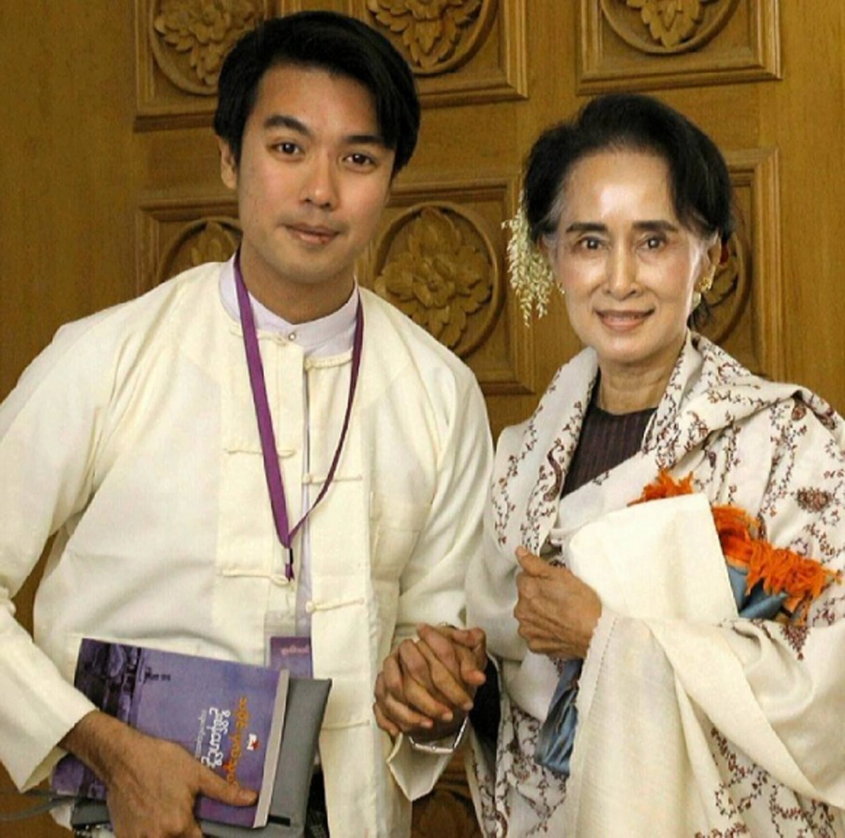 ตะลึงตาค้าง!! เปิดประวัติ &ldquo;หมอหน้าใส&rdquo; สุดหล่อ! แท้จริงแล้วดีกรีไม่ธรรมดา! เป็นถึง &ldquo;ทายาทกษัตริย์&rdquo; ของประเทศเพื่อนบ้านเรา!!? (ชมภาพ)