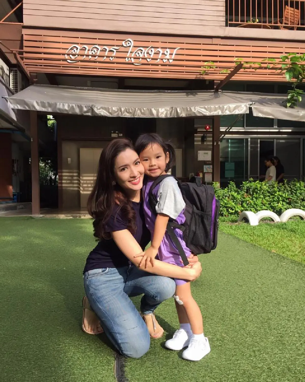 เอ็นดู! ส่องปฏิกิริยา "น้องปีใหม่" เมื่อได้เจอ "ชมพู่" ครั้งแรก เขินจนทำตัวไม่ถูก!