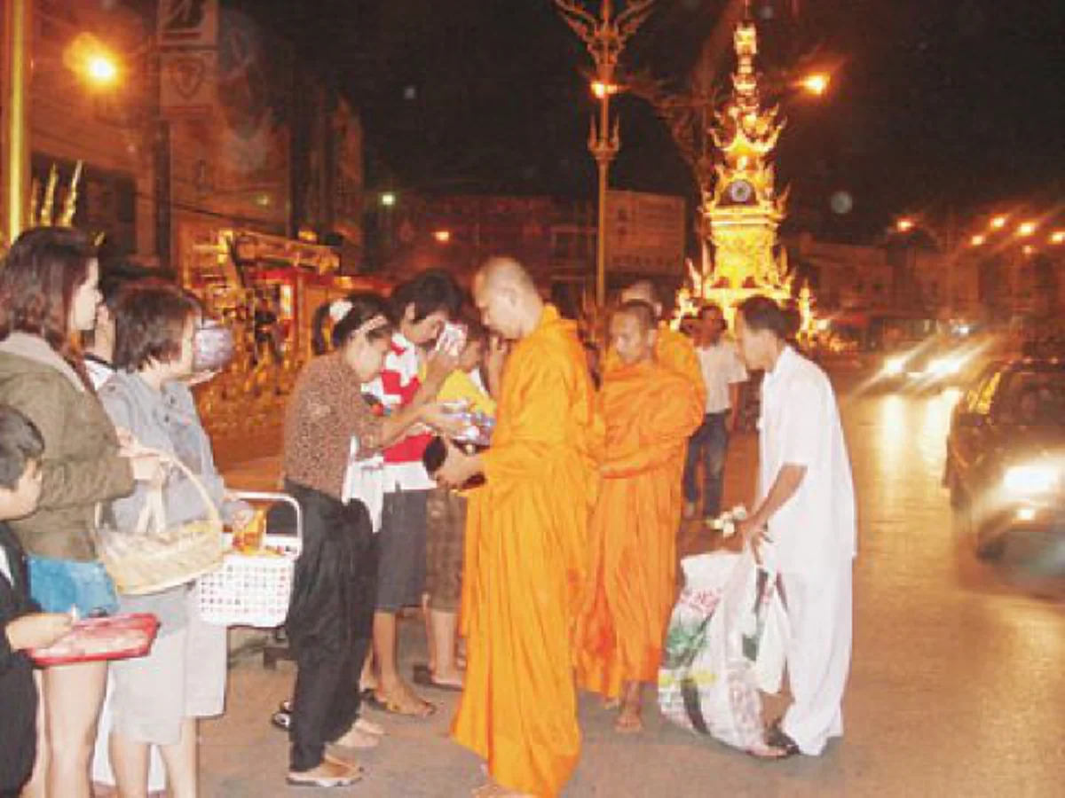 ค่ำคืนมงคล!! วันเพ็ญพุธ ประเพณีตักบาตรเที่ยงคืนของภาคเหนือ ค่ำคืนที่พระอุปคุตจำแลงกายเป็นสามเณรออกมาโปรดสัตว์!!