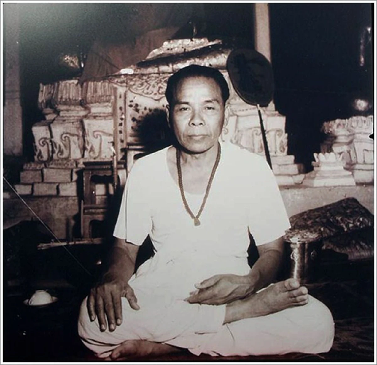 จับผูกไว้ข้างโลงศพในป่าช้าอย่างแน่นหนา.."อ.ชุม ไชยคีรี"ฆราวาสเรืองเวท..สอนศิษย์สะเดาะห์กุญแจ ท่ามกลางเสียงสุนัขที่หอนอย่างเยือกเย็น..