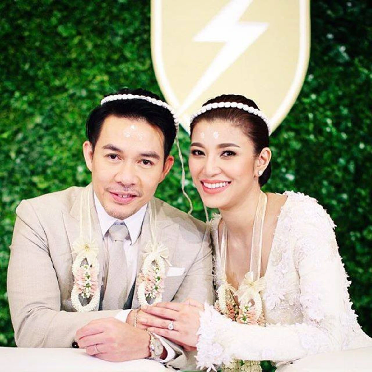 หาไม่ได้แล้ว ผู้หญิงแบบนี้ !!  "เอมมี่ มรกต"  ให้ได้ทั้งชีวิต บอกอยู่ไม่ได้ถ้าไม่มีผู้ชายคนนี้ ถ้าจะตายจากกัน ขอตายก่อน