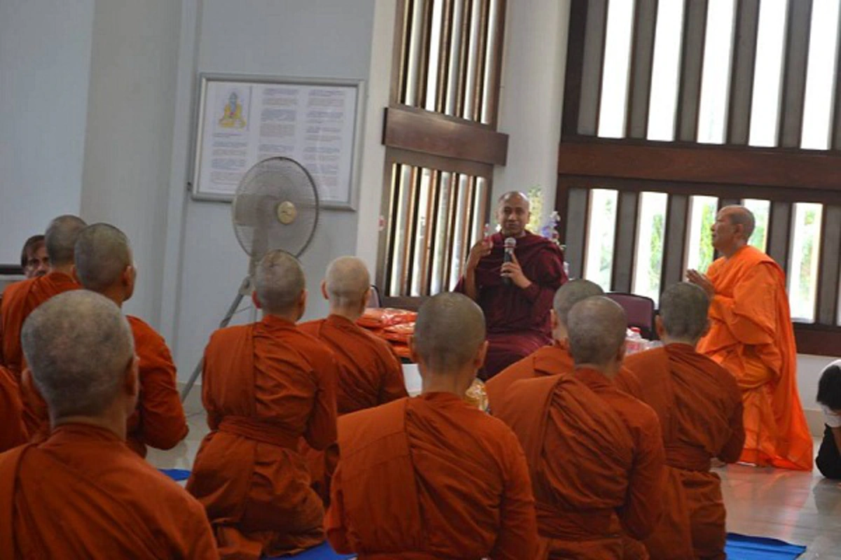 ยิ่งดูยิ่งเหมือน!! "หลวงพ่ออานันทะ" พระอินเดียผู้มีหน้าตาละม้ายรูปเคารพ "พระอานนท์" ... และบทบาทเพื่อพระผู้หญิงที่ทำให้ยิ่งคล้ายเข้าไปใหญ่!!