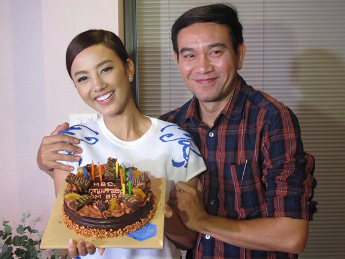 เมินเสียงสาปแช่ง !! "กุญแจซอล" โพสต์ภาพยิ้มร่ากับครอบครัว ในขณะที่คุณแม่ทุกข์ระทม หลั่งน้ำตาชะเง้อคอยลูกกลับบ้าน