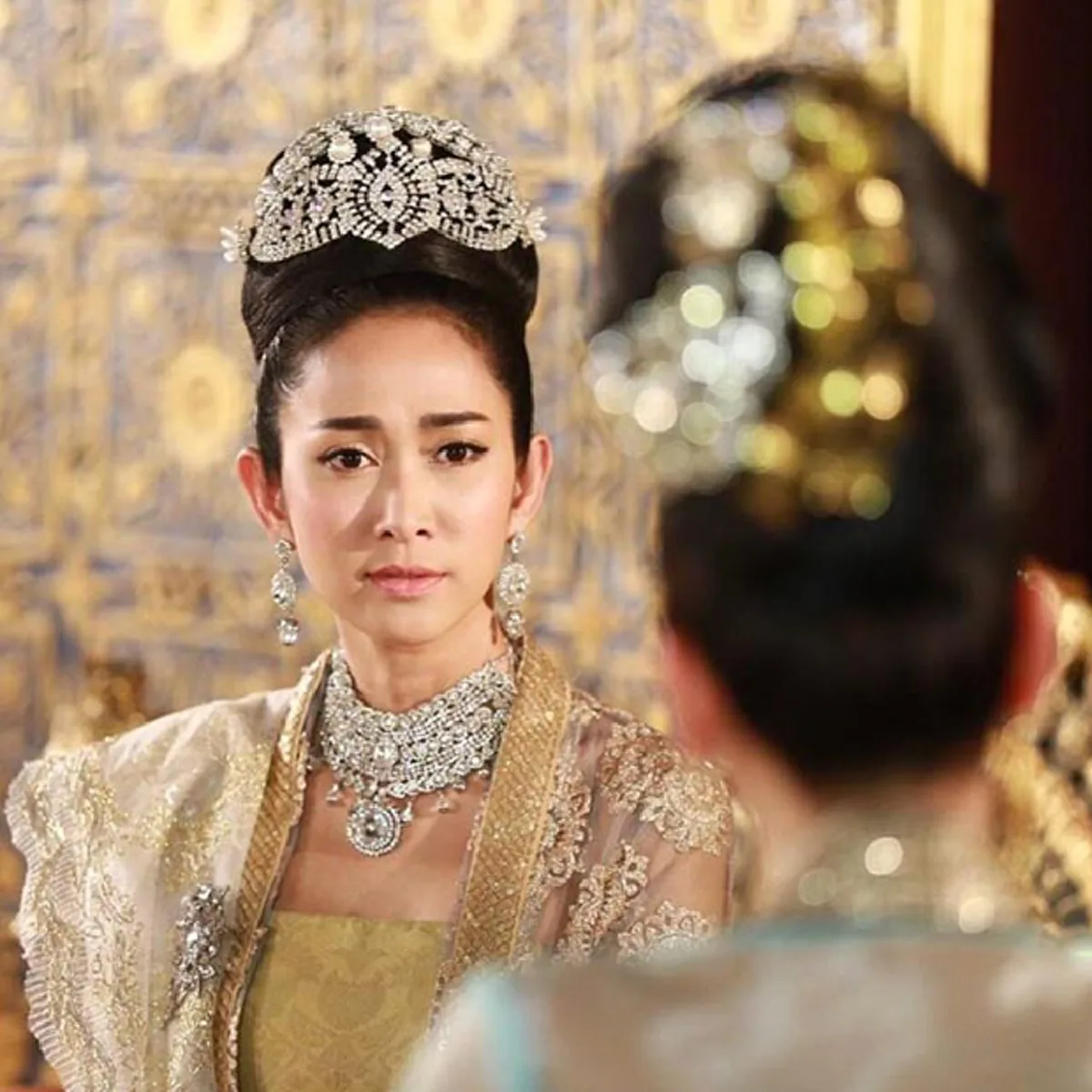 ยิ่งกว่าละครหลังข่าว !!  เธอคือสาวบ้านนอก ที่เข้าวงการมาแบบเสื่อผืนหมอนใบ เช่าห้องเล็กๆ อยู่ จนปัจจุบันกลายเป็นนางเอกแถวหน้าของประเทศ