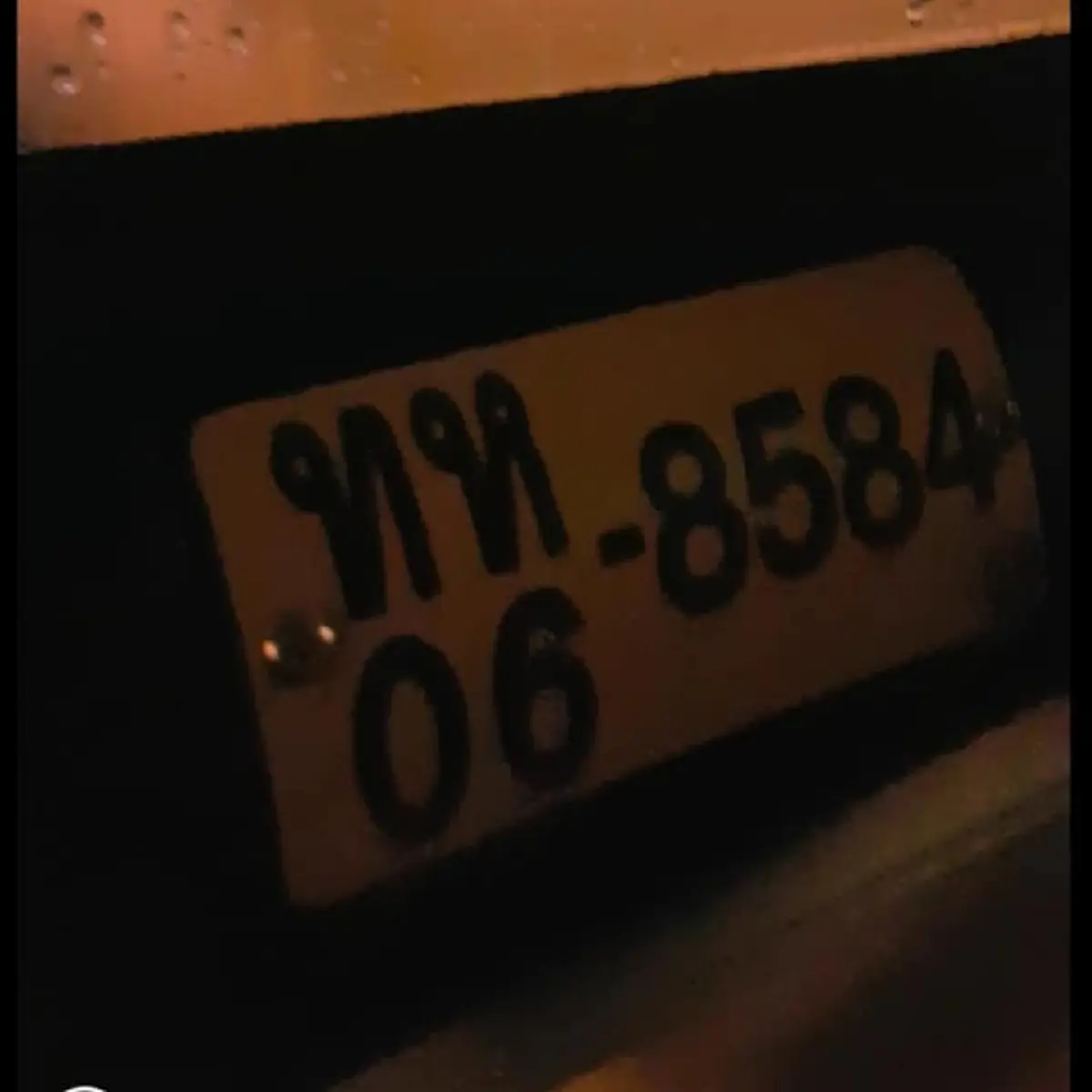 อย่างนี้เกินไป! แท็กซี่ไล่สาวลงรถเดินตากฝนไปต่อคันอื่น เห็นแก่ตัวสุดๆ