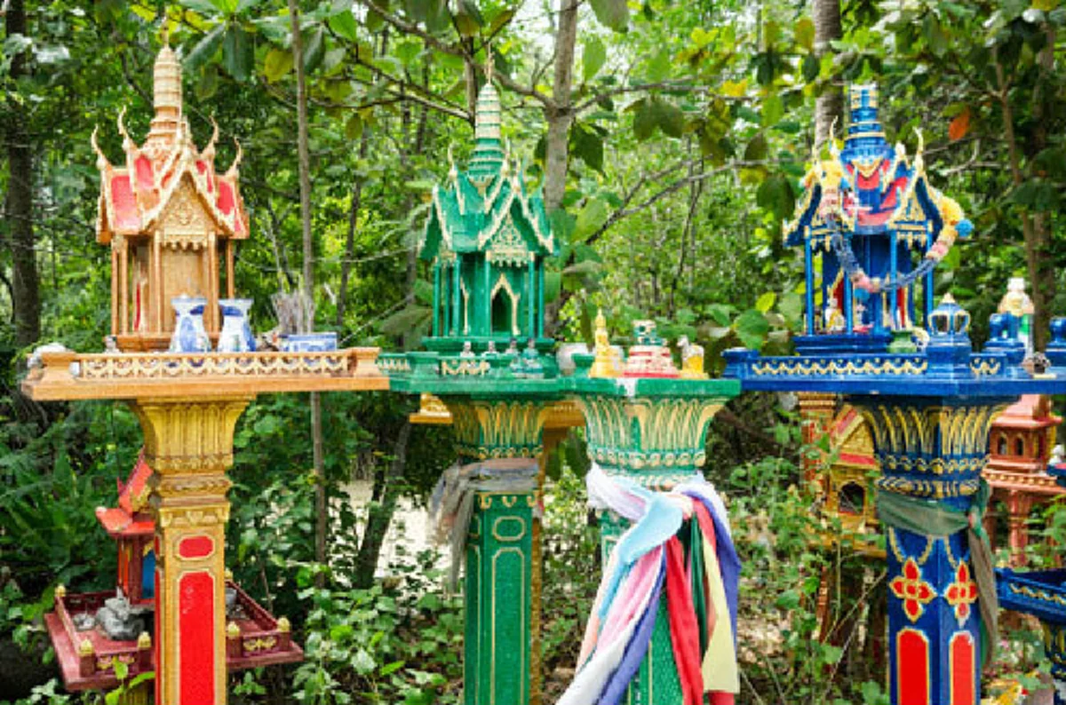 ยัสสานุภาวะโต ยักขา เนวะ ทัสเสนติ ..เคล็ดบูชา "ศาลพระภูมิ"พร้อมดอกไม้สดและธูปเทียนเป็นประจำจะบังเกิดผลดี มีความสุขความเจริญ.