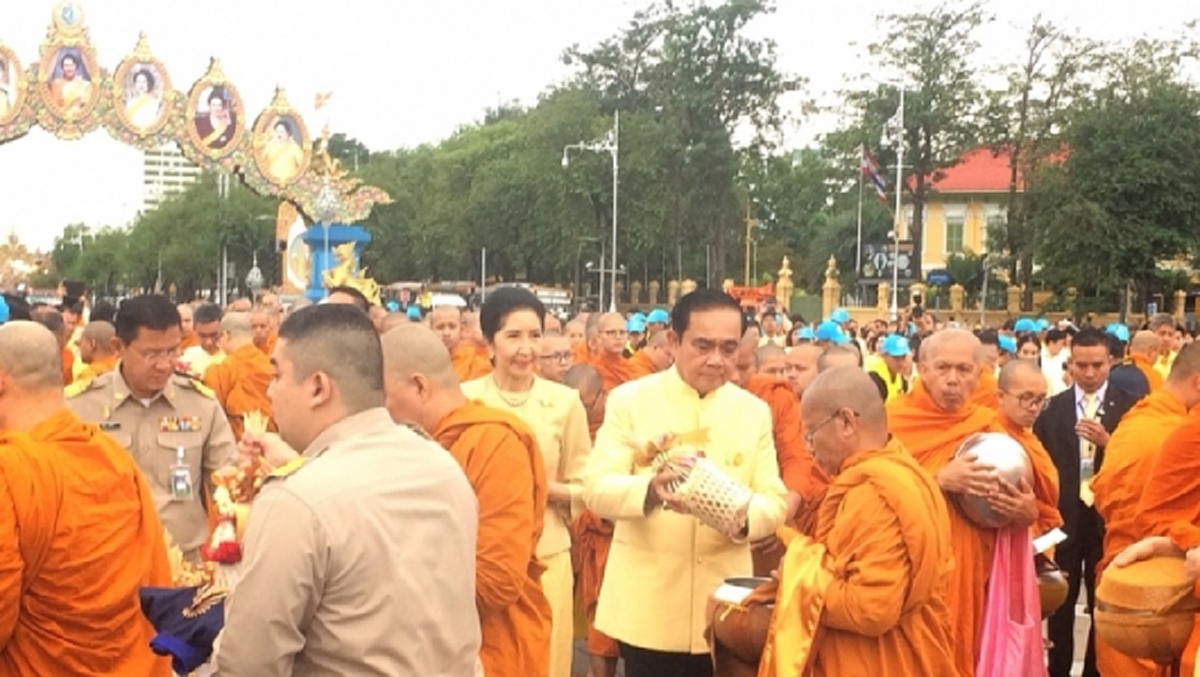 นายกรัฐมนตรี และคณะรัฐมนตรี ร่วมทำบุญใส่บาตรถวายเป็นพระราชกุศล ในหลวง ร.๙ เนื่องในวันคล้ายวันเฉลิมพระชนมพรรษา วันชาติ และวันพ่อแห่งชาติ ​