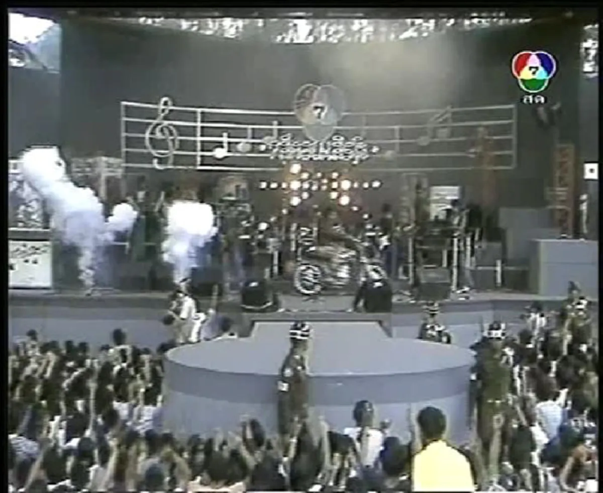 ย้อนอดีต 7 สีคอนเสิร์ต!?! ยังจำกันได้ไหม? พิธีกรแต่ละยุคฮอตไม่เบา!!!