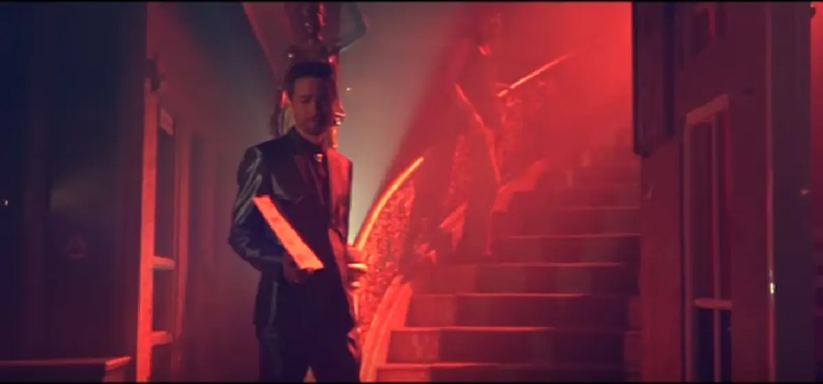 "ชาติฉกาจ" ผู้กำกับเอ็มวี "บันไดสีแดง" ให้ฮิวโก้ หลังโดนแบน อธิบายที่มาเอ็มวี ช็อตต่อช็อต ที่ฟังแล้วมีซี้ดตาม แรงได้อีก !! (มีคลิป)