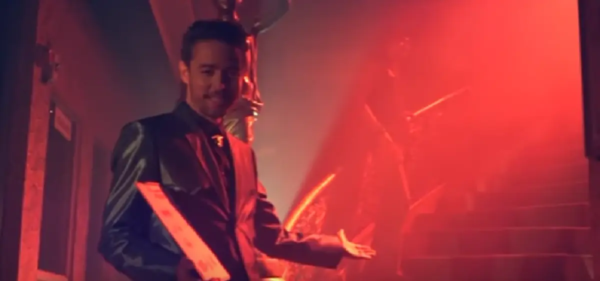 "ชาติฉกาจ" ผู้กำกับเอ็มวี "บันไดสีแดง" ให้ฮิวโก้ หลังโดนแบน อธิบายที่มาเอ็มวี ช็อตต่อช็อต ที่ฟังแล้วมีซี้ดตาม แรงได้อีก !! (มีคลิป)