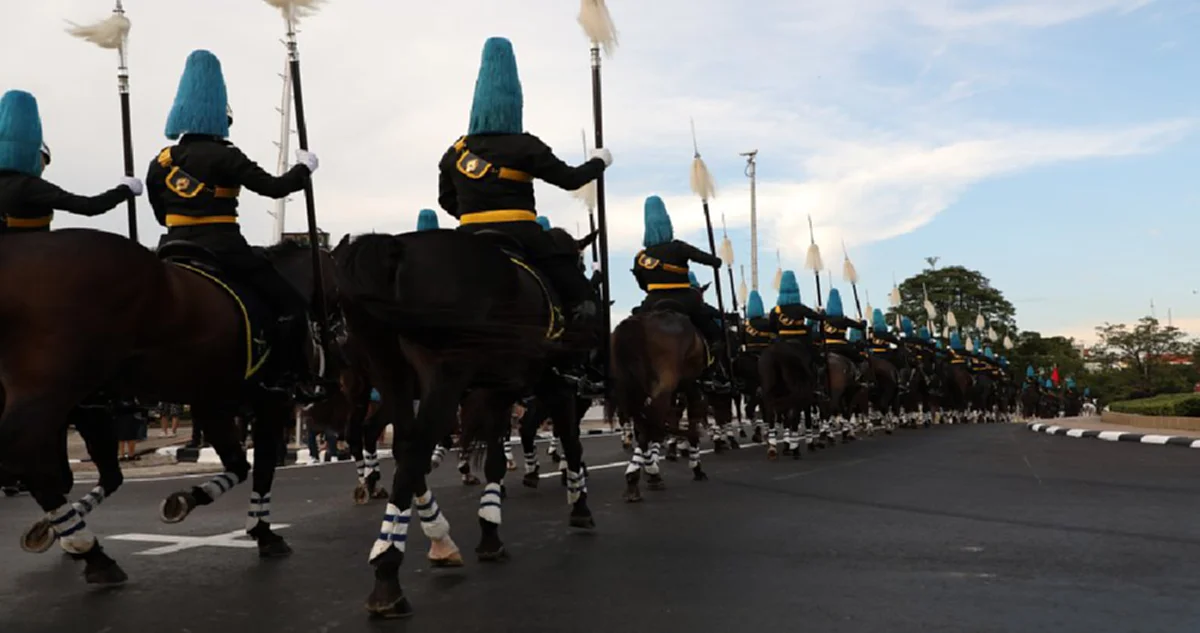 คลายสงสัย!?! กระเป๋าหนังคาดหลังอันสวยงามบนชุดเต็มยศของทหารเหล่าทัพต่างๆในริ้วขบวนงานพระราชพิธีฯ คืออะไรพร้อมประวัติ (รายละเอียด)
