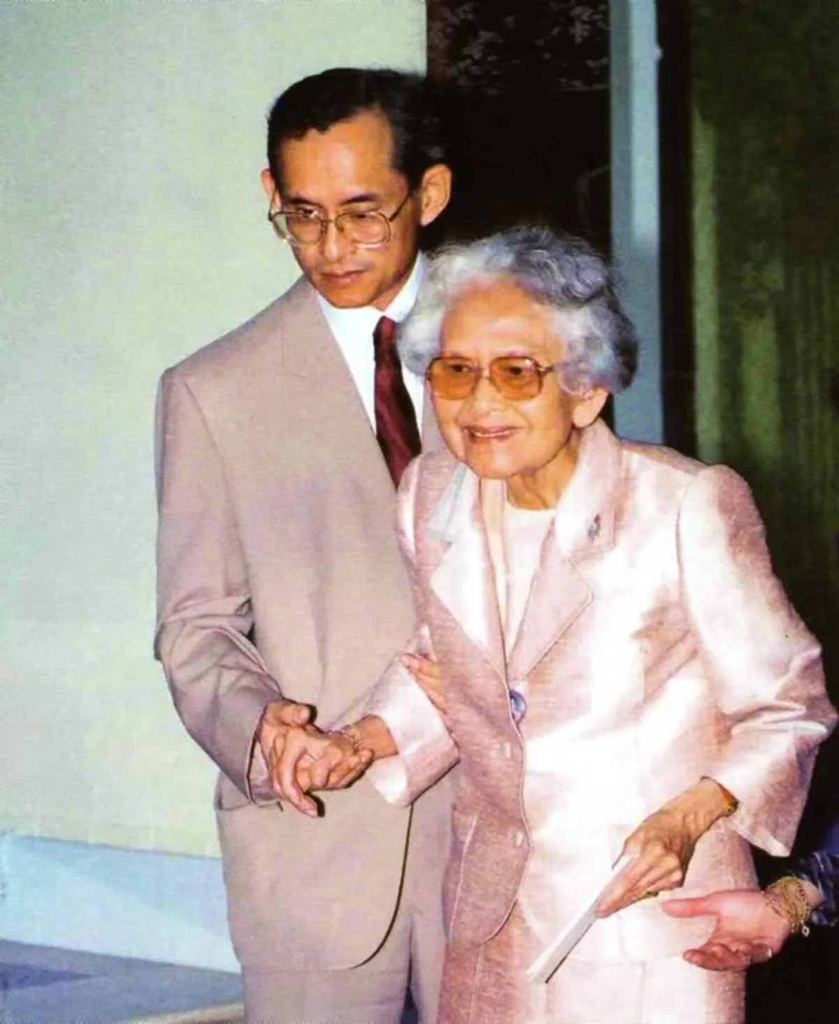 เพราะพยาบาลเป็นคนเลี้ยงเรามา!! สุดซาบซึ้ง เมื่อแพทย์ ทูลถามว่า "ทำไมพระองค์จึงทรงเชื่อพระทัย ไว้วางพระทัยกับพยาบาลนัก" #วันพยาบาลแห่งชาติ