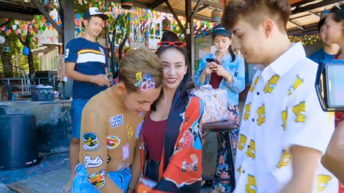 #รอบนี้มันเกินไปแล้ว!! ทั้งหอม ทั้งดูด ทั้งเลีย "ขนเพชร บ้าจี้" เล่นบ้าเกินคน "จกน้องสาวแฟนคลับ" คาตาคนทั้งงาน งานนี้ห้ามไม่ทันมียาว !!