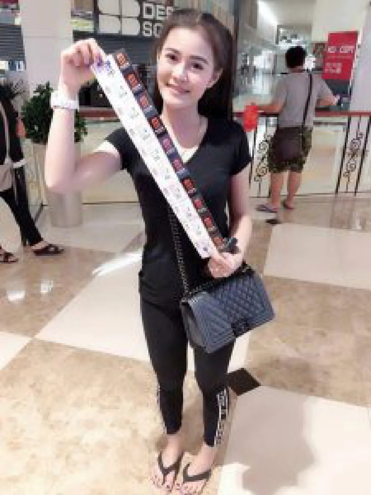 #สะเทือนวงการลูกทุ่ง!! แฟนคลับวิจารย์ยับ "ต่าย อรทัย" แต่งตัวไม่แพง ไม่มีแบรนด์เนม เที่ยวเมืองนอก เทียบไม่ติดกับ "ลำไย" ถูกโดนมองแรง !!