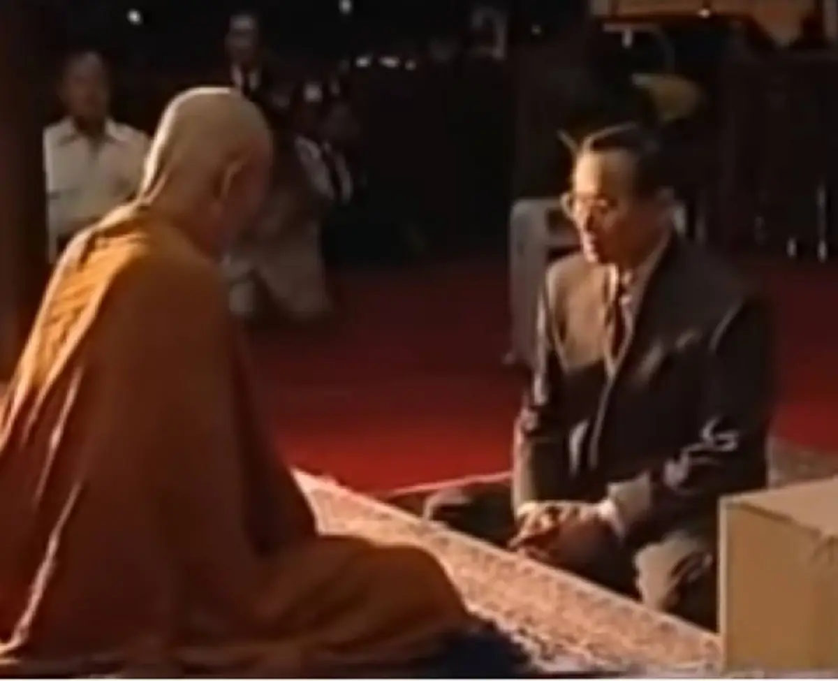 เป็นบุญตา!! คลิปหาชมยาก ในหลวงและสมเด็จพระราชินี เสด็จเป็นการส่วนพระองค์ น้อมกราบหลวงตามหาบัว (มีคลิป!) #ยิ่งดูยิ่งคิดถึง