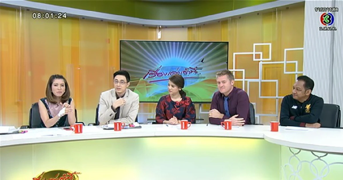 ยอมใจเธอเลย!!! "ไบรท์ " สปิริตแรงกล้า  นั่งอ่านข่าวเช้าทั้งที่มือคาเข็มน้ำเกลือ ยิ่งรู้เหตุผลที่ฝืนร่างกาย..ยิ่งน่านับถือ สตรองหนักมาก!?