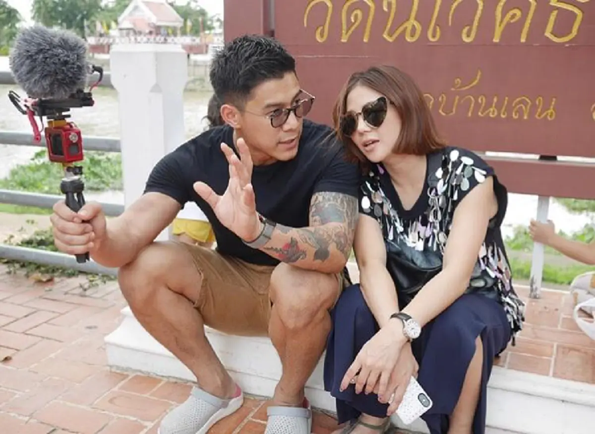 ชีวิตไม่ติดหรู! "กาย-ฮารุ" กระเตงลูกช้อปปิ้งตลาดสำเพ็ง ทำชาวเน็ตแห่ชื่นชม! (ชมภาพ)