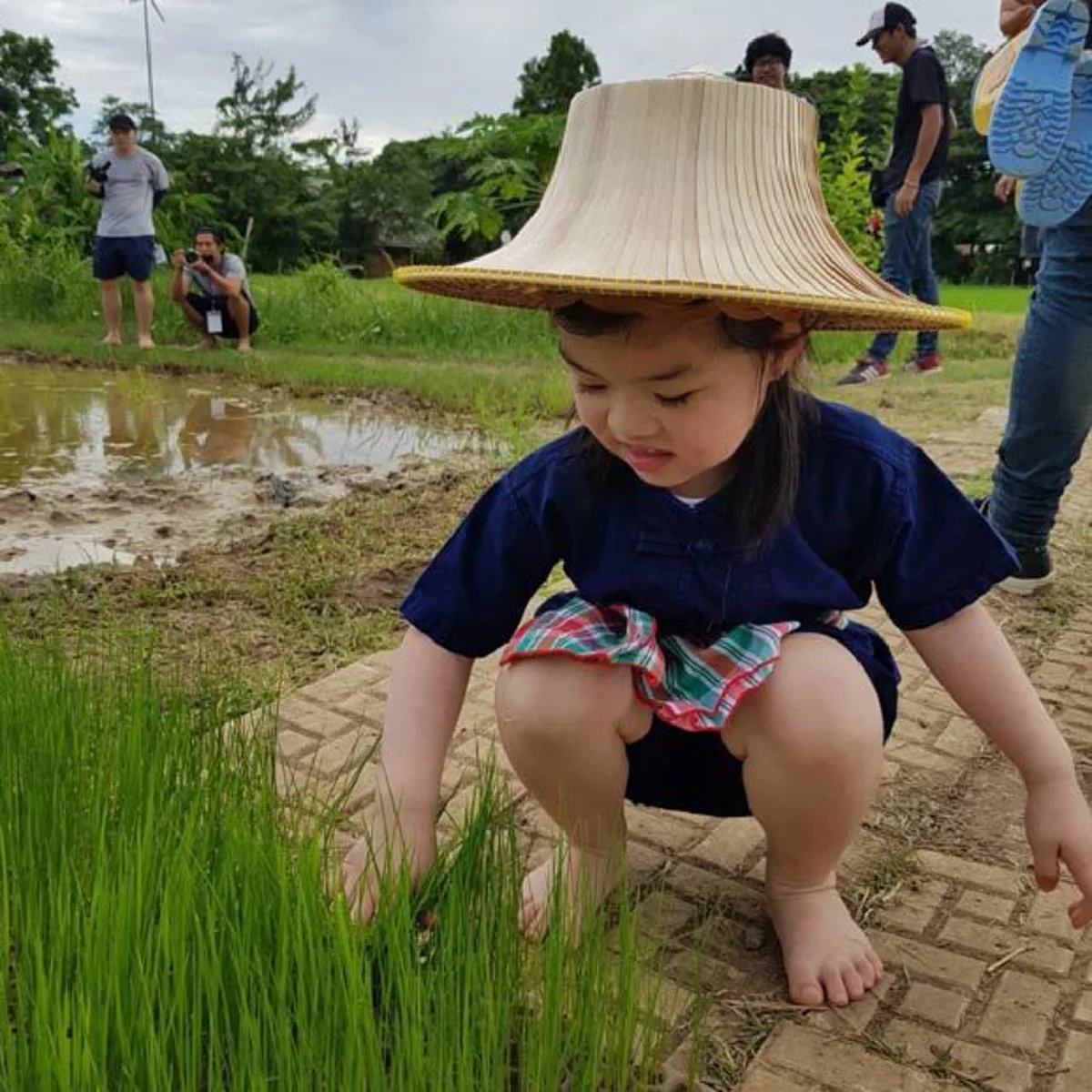 ครอบครัวตัวอย่าง  ตั๊ก บริบูรณ์ พาภรรยา และ น้องบีลีฟ สัมผัสวิถีบ้านทุ่ง แม้เนื้อตัวจะเปื้อนโคลนแต่น้องบีลีฟก็ไม่หวั่น ยิ้มเริงร่า (ภาพชุด)