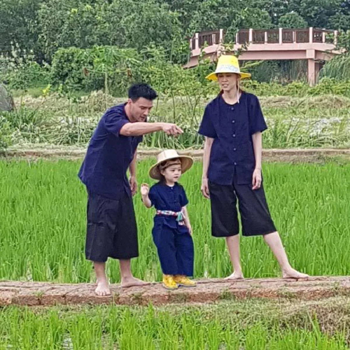 ครอบครัวตัวอย่าง  ตั๊ก บริบูรณ์ พาภรรยา และ น้องบีลีฟ สัมผัสวิถีบ้านทุ่ง แม้เนื้อตัวจะเปื้อนโคลนแต่น้องบีลีฟก็ไม่หวั่น ยิ้มเริงร่า (ภาพชุด)