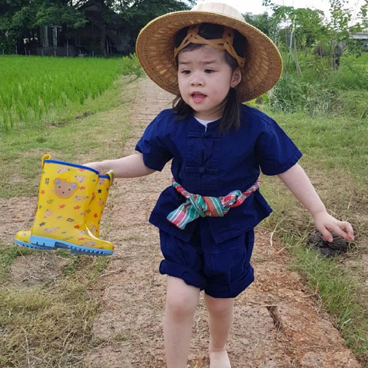 ครอบครัวตัวอย่าง  ตั๊ก บริบูรณ์ พาภรรยา และ น้องบีลีฟ สัมผัสวิถีบ้านทุ่ง แม้เนื้อตัวจะเปื้อนโคลนแต่น้องบีลีฟก็ไม่หวั่น ยิ้มเริงร่า (ภาพชุด)