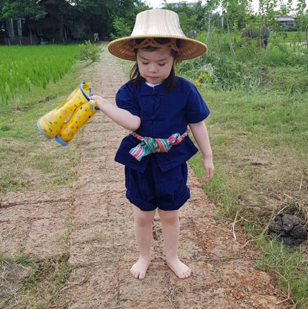 ครอบครัวตัวอย่าง  ตั๊ก บริบูรณ์ พาภรรยา และ น้องบีลีฟ สัมผัสวิถีบ้านทุ่ง แม้เนื้อตัวจะเปื้อนโคลนแต่น้องบีลีฟก็ไม่หวั่น ยิ้มเริงร่า (ภาพชุด)