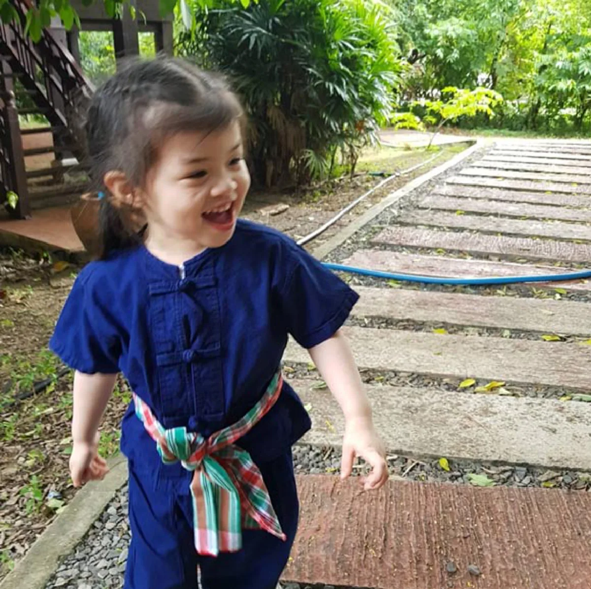 ครอบครัวตัวอย่าง  ตั๊ก บริบูรณ์ พาภรรยา และ น้องบีลีฟ สัมผัสวิถีบ้านทุ่ง แม้เนื้อตัวจะเปื้อนโคลนแต่น้องบีลีฟก็ไม่หวั่น ยิ้มเริงร่า (ภาพชุด)