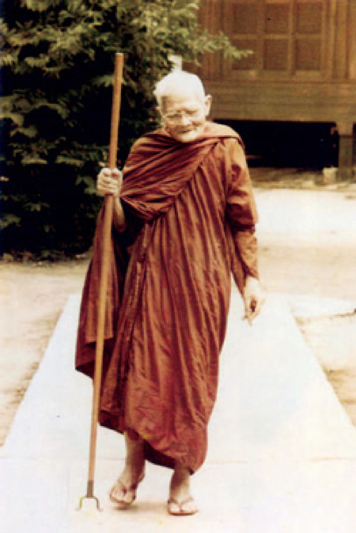 เอ้า..หายโรคหายภัย อายุมั่นขวัญยืน เผยเคล็ดคาถา "หลวงปู่แหวน สุจิณโณ"ใช้เสกน้ำมนต์สงเคราะห์ญาติโยม ศักดิ์สิทธิ์ยิ่งนัก..