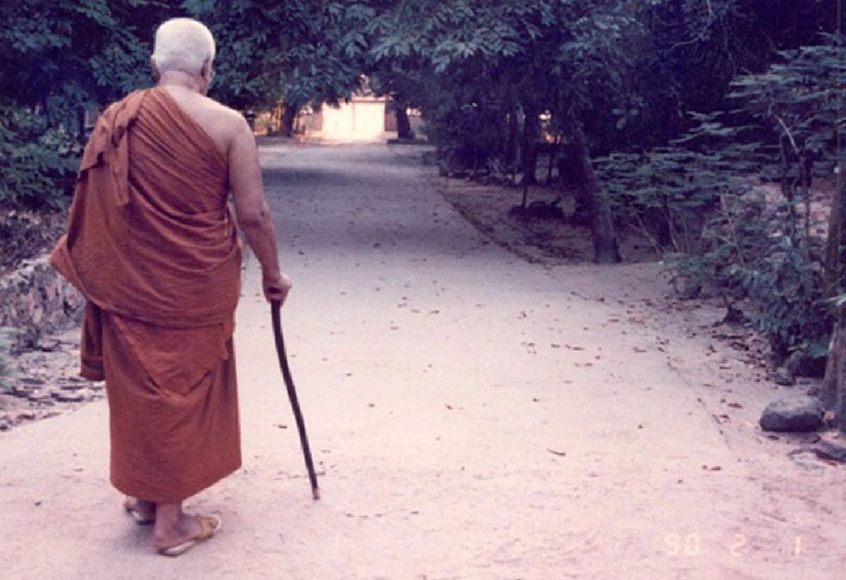 "ทิพยอำนาจ" ของในหลวงรัชกาลที่ ๙!! ปาฏิหาริย์พลันบังเกิด... เมื่อท่านพุทธทาสป่วยเข้าขั้นวิกฤติ แล้วได้ยิน "กระแสอาราธนาของในหลวง"!!