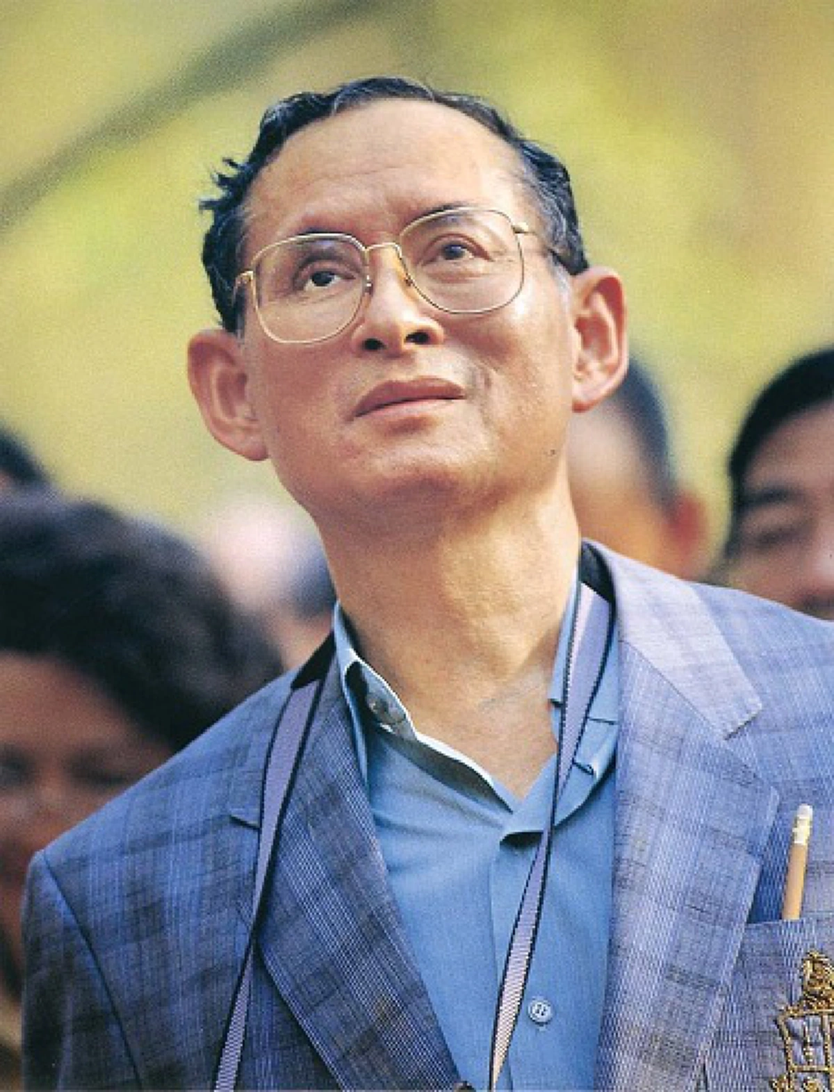 "ทิพยอำนาจ" ของในหลวงรัชกาลที่ ๙!! ปาฏิหาริย์พลันบังเกิด... เมื่อท่านพุทธทาสป่วยเข้าขั้นวิกฤติ แล้วได้ยิน "กระแสอาราธนาของในหลวง"!!