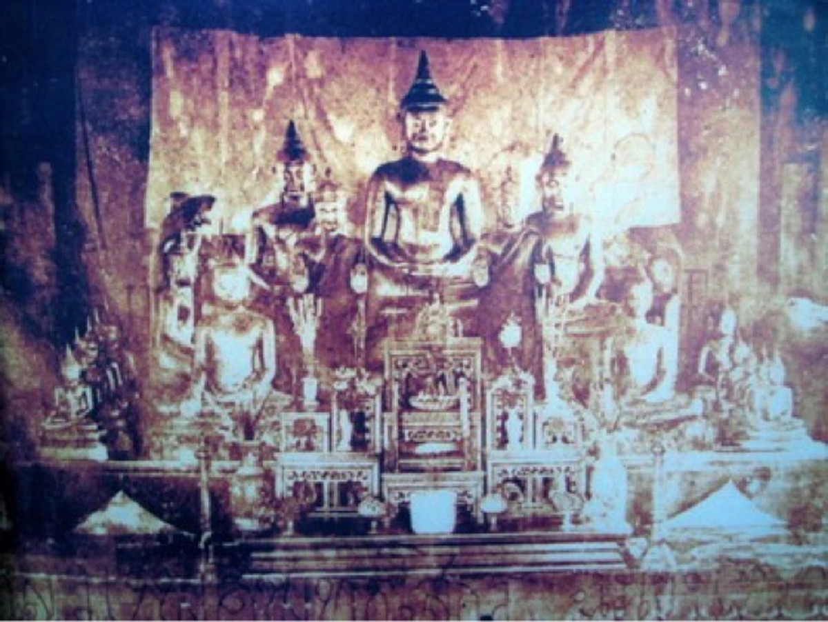 ส่งท้ายปีเก่า ต้อนรับปีใหม่ ๒๕๖๑ " คาถาพระเจ้าห้าพระองค์ หลวงพ่อโสธร "หมั่นภาวนาทุกวัน ชีวิตราบรื่นตลอดทั้งปี ประเสริฐดีนักแล...