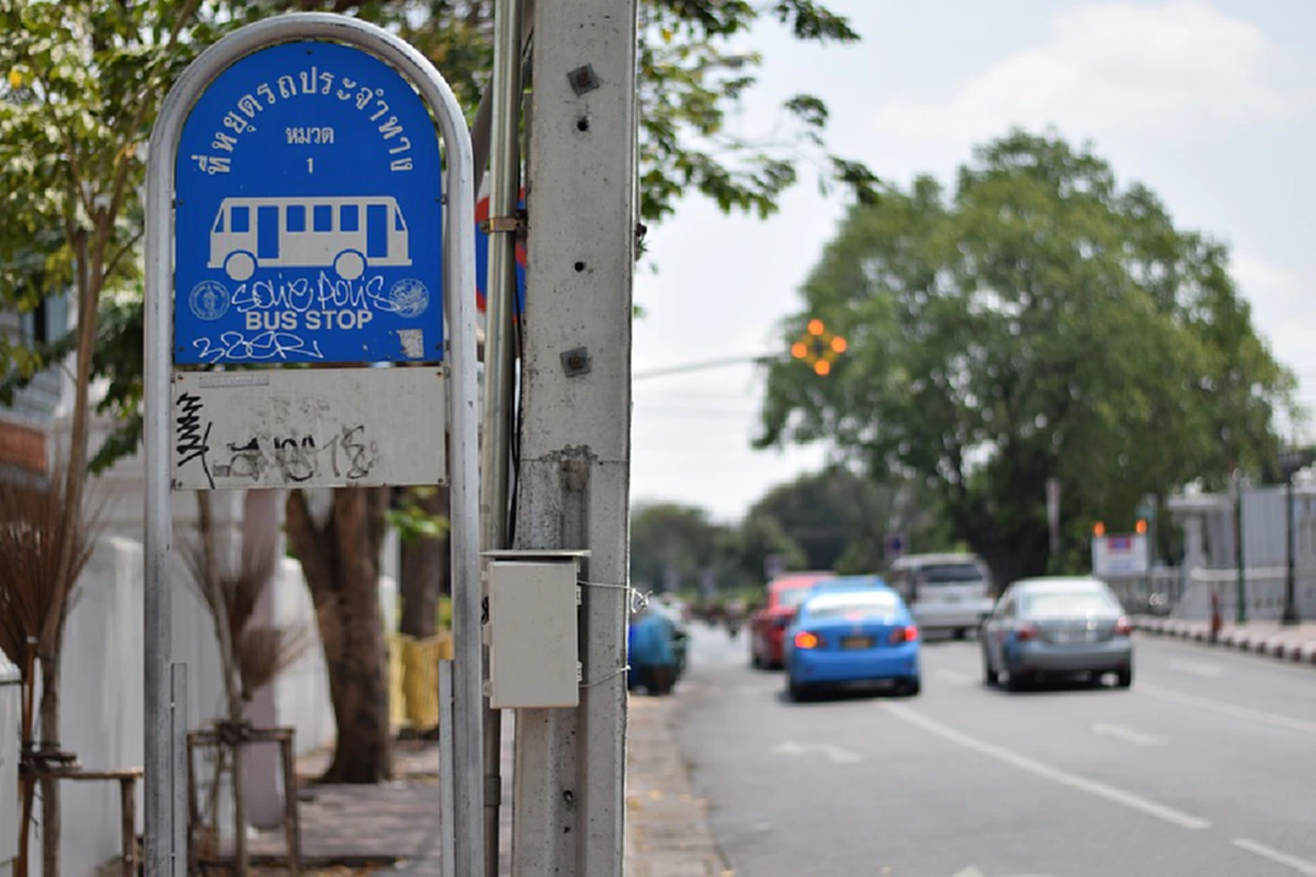 กระเป๋าสูงวัยยังแจ๋ว! คุณป้ากระเป๋ารถเมล์สาย 524 สปีคอิงลิชเรียกฝรั่งขึ้นรถ แถมพูดคล่องสุดๆ ชาวเน็ตแห่คอมเม้นต์ชื่นชม