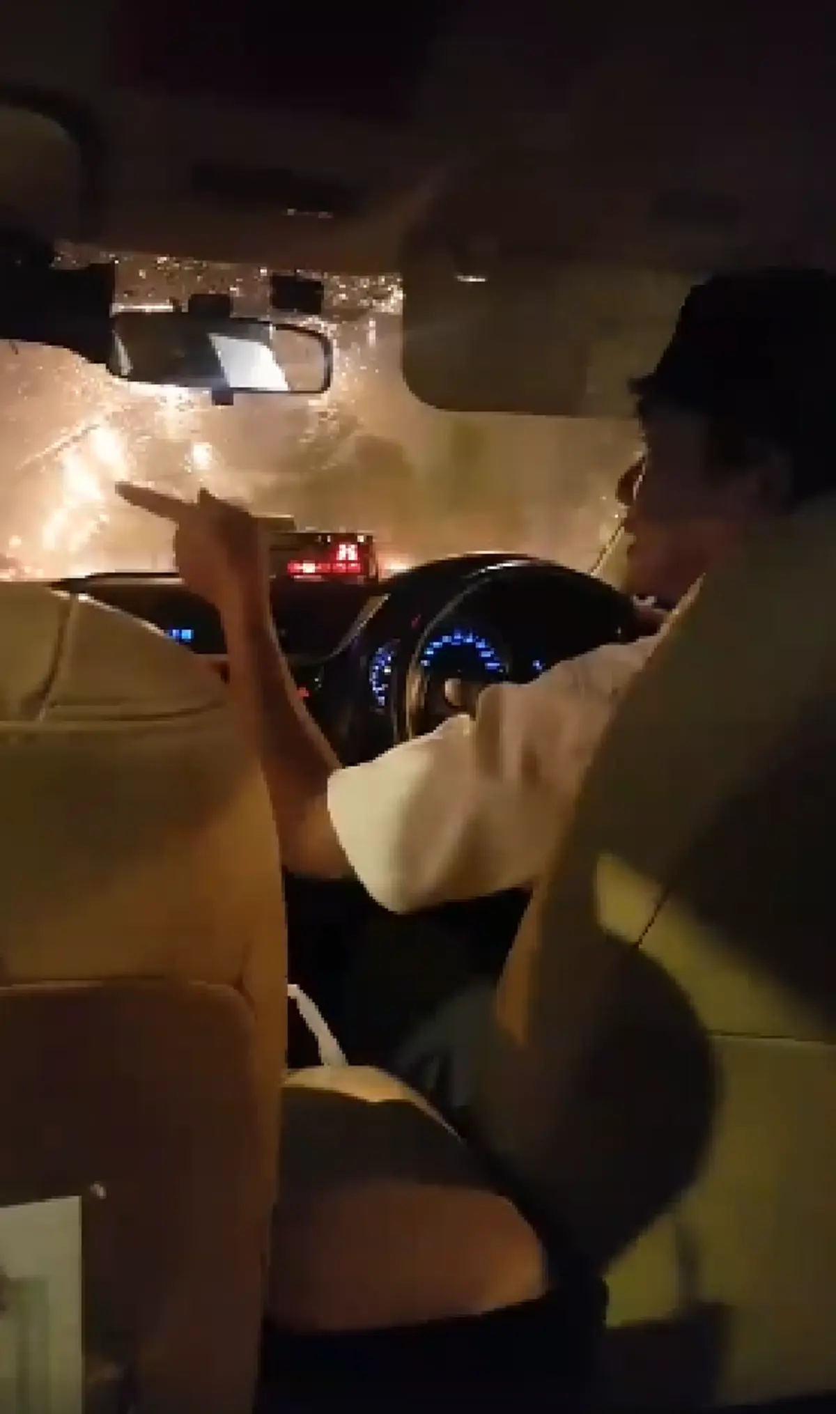 อย่างนี้เกินไป! แท็กซี่ไล่สาวลงรถเดินตากฝนไปต่อคันอื่น เห็นแก่ตัวสุดๆ