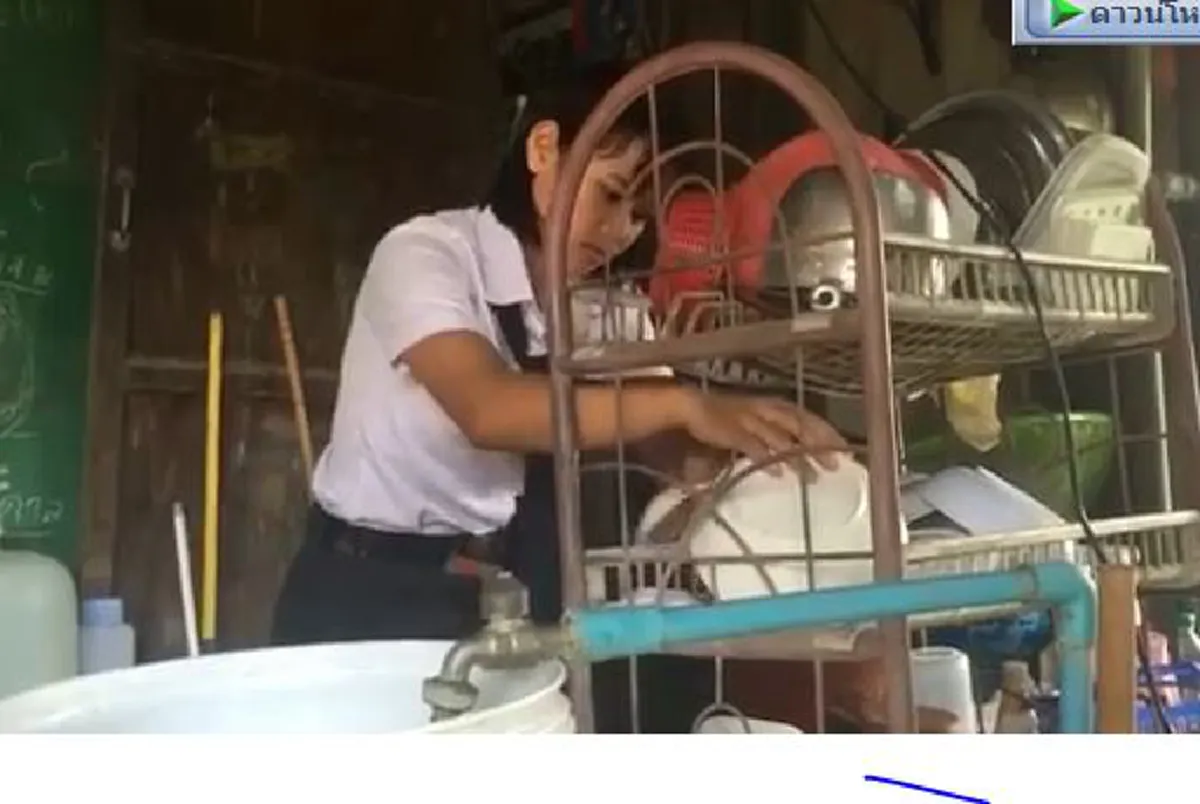 สุดกตัญญู !!! ชื่นชมสาว 17 ต้องกลายมาเป็นหัวหน้าครอบครัว ทำทุกอย่างเพื่อพ่อพิการ เพียงไข่ต้ม 1 ใบ ก็เป็นมื้อที่แสนพิเศษ(คลิป)